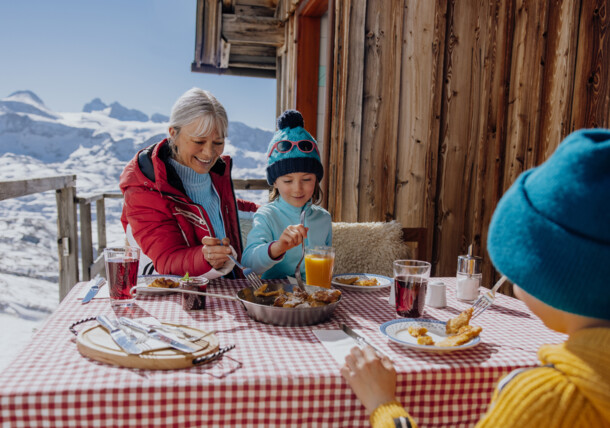     Familie beim Mittagessen auf Hütte, Skifahren am Krippenstein in Obertraun / Krippenstein